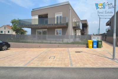 Stan na prvom katu novoizgrađene zgrade sa krovnom terasom!