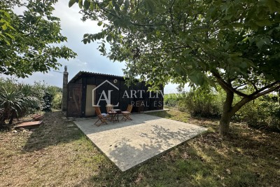 Umag, okolica – Hiša za prenovo z veliko parcelo velikosti 2000 m²