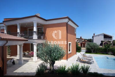 Doppelhaushälfte mit Swimmingpool in der Nähe von Momjan