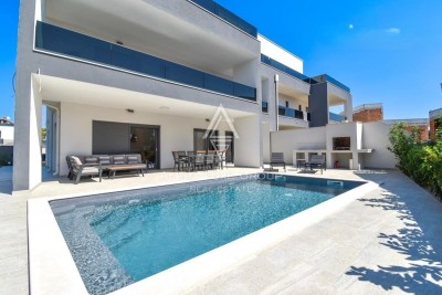 Discover a majestic semi-detached villa near Poreč: A stone's throw from the Adriatic Sea