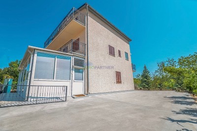 Novigrad, samostojna hiša s tremi stanovanji