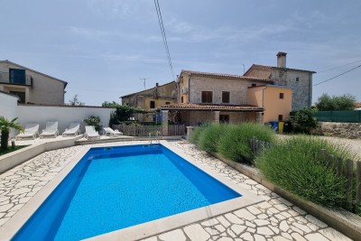 Kamnita hiša z bazenom