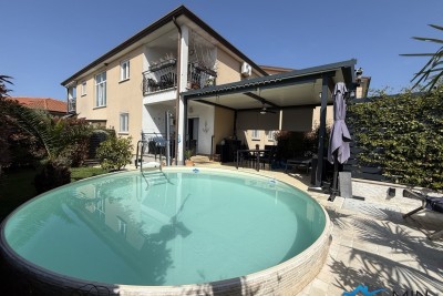 Stan s grijanim bazenom u Novigradu