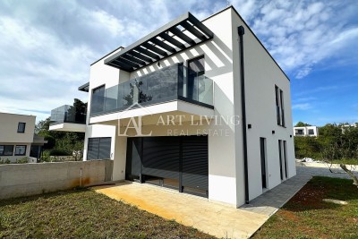 **PRILOŽNOST!!! ATRAKTIVNA DVOJČEK HIŠA V BLIŽINI NOVIGRADA, 300 m OD MORJA**RADA, 300 m OD MORJA