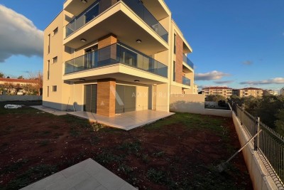 Veliki prizemni stan na top lokaciji, Zambratija, Umag