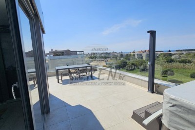 Stan s krovnom terasom i pogledom na more