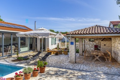 Medulin , kuća sa bazenom, konobom  i prekrasnom okućnicom !!