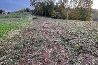 MOTOVUN, KAROJBA, POVOLJNO GRAĐEVINSKO ZEMLJIŠTE