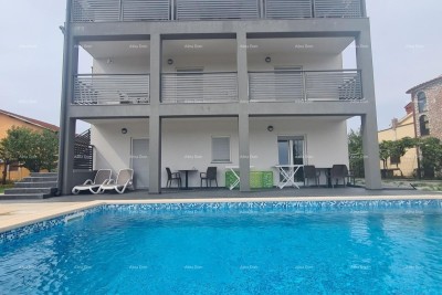 Pula! Kuća s 15 soba i s bazenom! Lokacija Veli vrh.