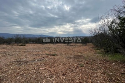 Rakalj, prostrano zemljište sa pogledom na more