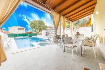 Kuća u nizu sa bazenom blizu Pule