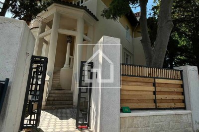 STAN S VRTOM 200 m OD MORA – JEDINSTVENA NEKRETNINA U POVIJESNOJ VILI