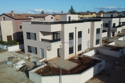 Apartment on the ground floor with a garden in a new building, Poreč, 1 km from the sea