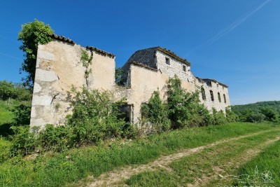 Građevinsko zemljište sa ruševnom kućom u okolici Buja