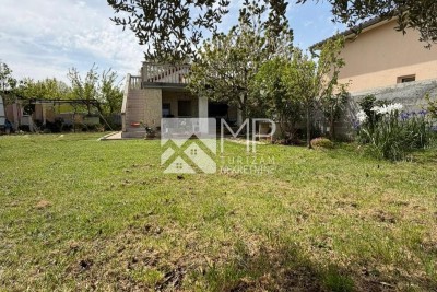 Šarmantna kućica na mirnoj parceli s krovnom terasom i solarnim panelima