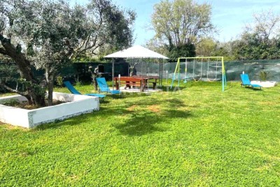 Enonadstropna družinska hiša, 3 spalnice, prostoren vrt