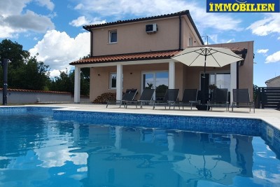 Prodaja kuće sa bazenom, Vodnjan, 180  m2 s terasama, bazen 30m2, mirna lokacija, zemljište 977 m2