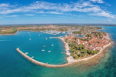NAPRODAJ ATRAKTIVNO ZAZIDLJIVO  ZEMLJIŠČE – NOVIGRAD