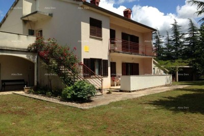 Zu verkaufen: Haus mit großem Grundstück, 5 km von Poreč entfernt.