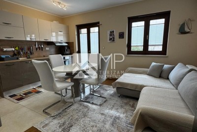 Premantura – möblierte Erdgeschosswohnung mit privatem Garten und Parkplatz