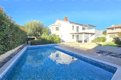 Moderna casa con piscina a Pola, vicino al centro!