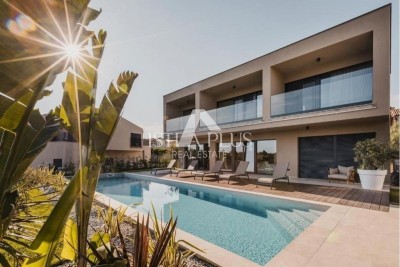 Luksuzna moderna vila s bazenom, 900m od mora