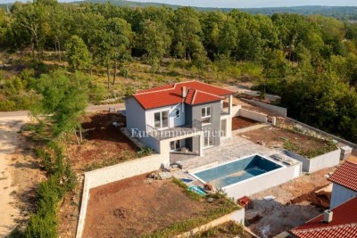 Moderna kuća s bazenom u okolici Labina, novogradnja