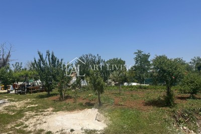 Umag, vrijedno poljoprivredno zemljište, 600 m od grada
