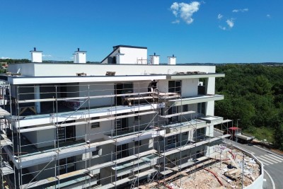 POREČ, PRODAJE SE STAN NA PROVOM KATU, NOVOGRADNJA, 1500 M DO MORA