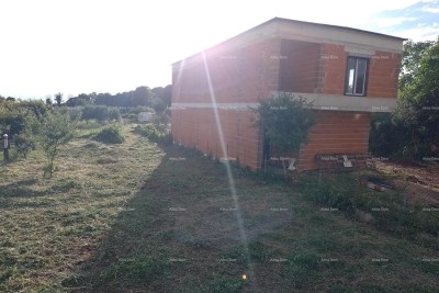 VALTURA - građevinska parcela u neposrednoj blizini osnovne škole / prodaja