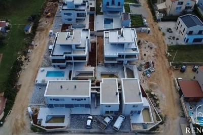 Villetta a schiera moderna, Vabriga