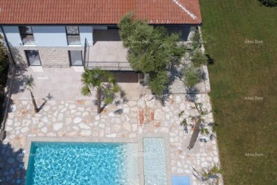 Vendita - grande appartamento con due unità abitative separate e piscina privata e giardino, Umago!