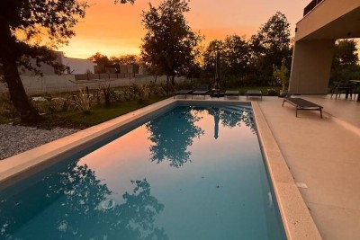 POREČ, 7 KM, NOVOGRADNJA S TRI SPAVAĆE SOBE I BAZENOM