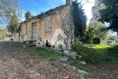 Istrien, Tar-Vabriga – zwei Steinhäuser zur Umgestaltung auf einem großen Baugrundstück mit Investitionspotenzial