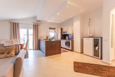 Poreč, modern ausgestattete 3-Zimmer-Wohnung + Grundstück 140 m² - nur 2,5 km vom Meer entfernt