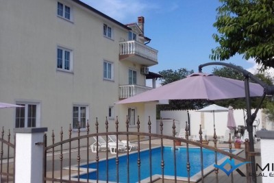 Casa con 6 appartamenti e piscina a Parenzo
