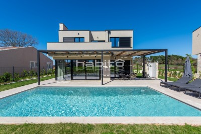 Krnica - Luksuzna Vila s Bazenom na Mirnoj Lokaciji Blizu Mora