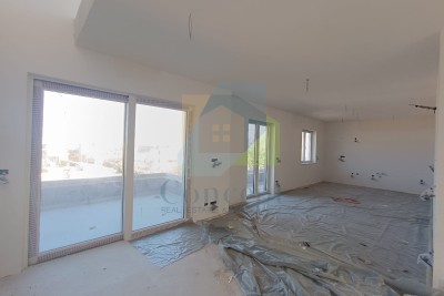 Poreč, Luksuzni stan s krovnom terasom i pogledom na more, 2 km od mora