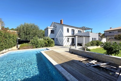 Istra, Pula: Moderna kuća s bazenom i tri jedinice