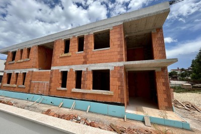 POREČ, OKOLICA, NOVI STAN U PRIZEMLJU SAMO 2 KM OD CENTRA GRADA