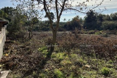 Prodaje se građevinsko zemljište kvadratnog oblika veličine 929 m2,  Ližnjan