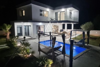 Svetvinčenat, Istria - Stylish villa with pool amidst verdant serenity