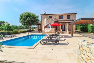 Eine wunderschöne Steinvilla mit Swimmingpool