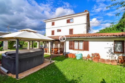 hiše z dvoriščem in gostilno blizu morja