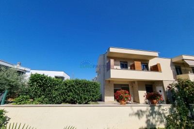 Casa bifamiliare con due appartamenti vicino al centro di Parenzo