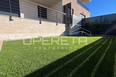 Istra, Banjole, luksuzan stan sa vrtom i bazenom u prizemlju, 3SS, blizina plaže