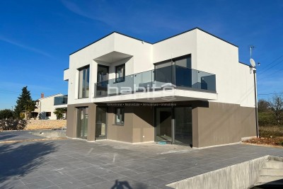 Luxury Apartment with Pool and Garden in Porec (93 m2)