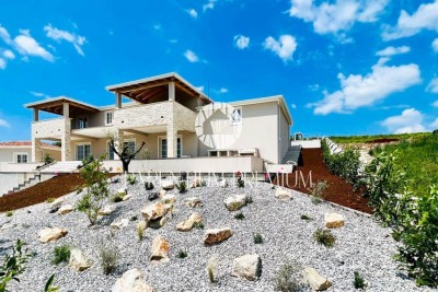 Luxuriöse Steinvilla in ruhiger Lage mit Panoramablick