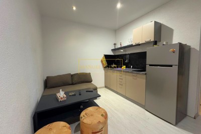 TILL SALU TVÅ BOSTADSEJENHETER MED TOTALA YTOR AV 45,32 M² I CENTRUM AV NOVIGRAD, ISTRIEN – BARA 50 M FRÅN HAVET!