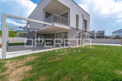 Istra, Novigrad okolica-četverosobni stan u prizemlju s vrtom